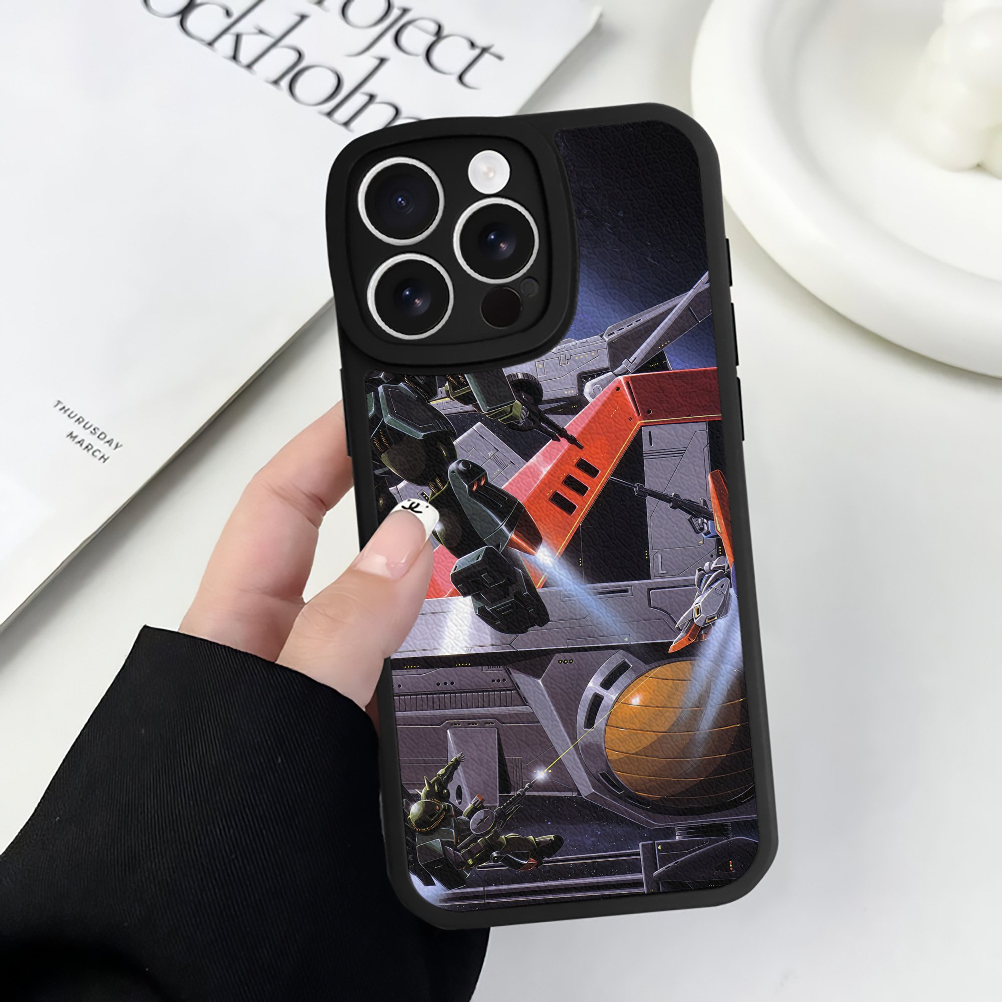 （画像用） 機動戦士ガンダム Mobile Suit Gundam 【iPhone 16シリーズ対応】シリコンスマホケース（レザー調） 材質：シリコン